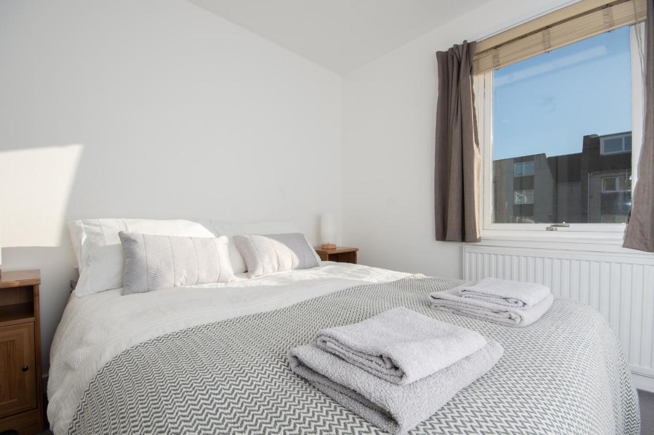 Dwellcome Home Ltd 2 King Beds West End Apt, Half Mile To Union Street Yet Quiet, Free Allocated Parking Space At Rear Entrance & Fast Wifi, Ideal For Long Term Contractor, Corporate, Etc Stays, Regular Housekeeping Option - See Our Site For Assuranc Αμπερντήν Εξωτερικό φωτογραφία