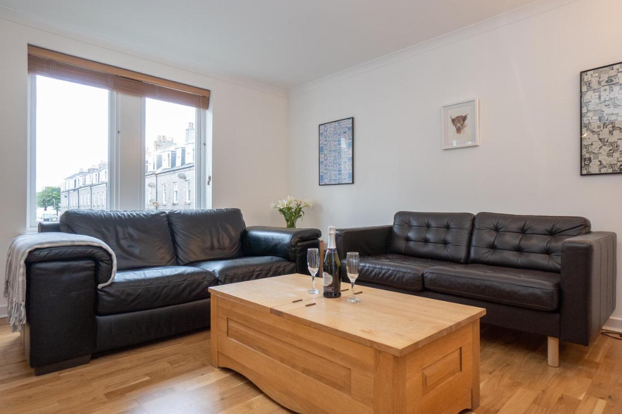 Dwellcome Home Ltd 2 King Beds West End Apt, Half Mile To Union Street Yet Quiet, Free Allocated Parking Space At Rear Entrance & Fast Wifi, Ideal For Long Term Contractor, Corporate, Etc Stays, Regular Housekeeping Option - See Our Site For Assuranc Αμπερντήν Εξωτερικό φωτογραφία